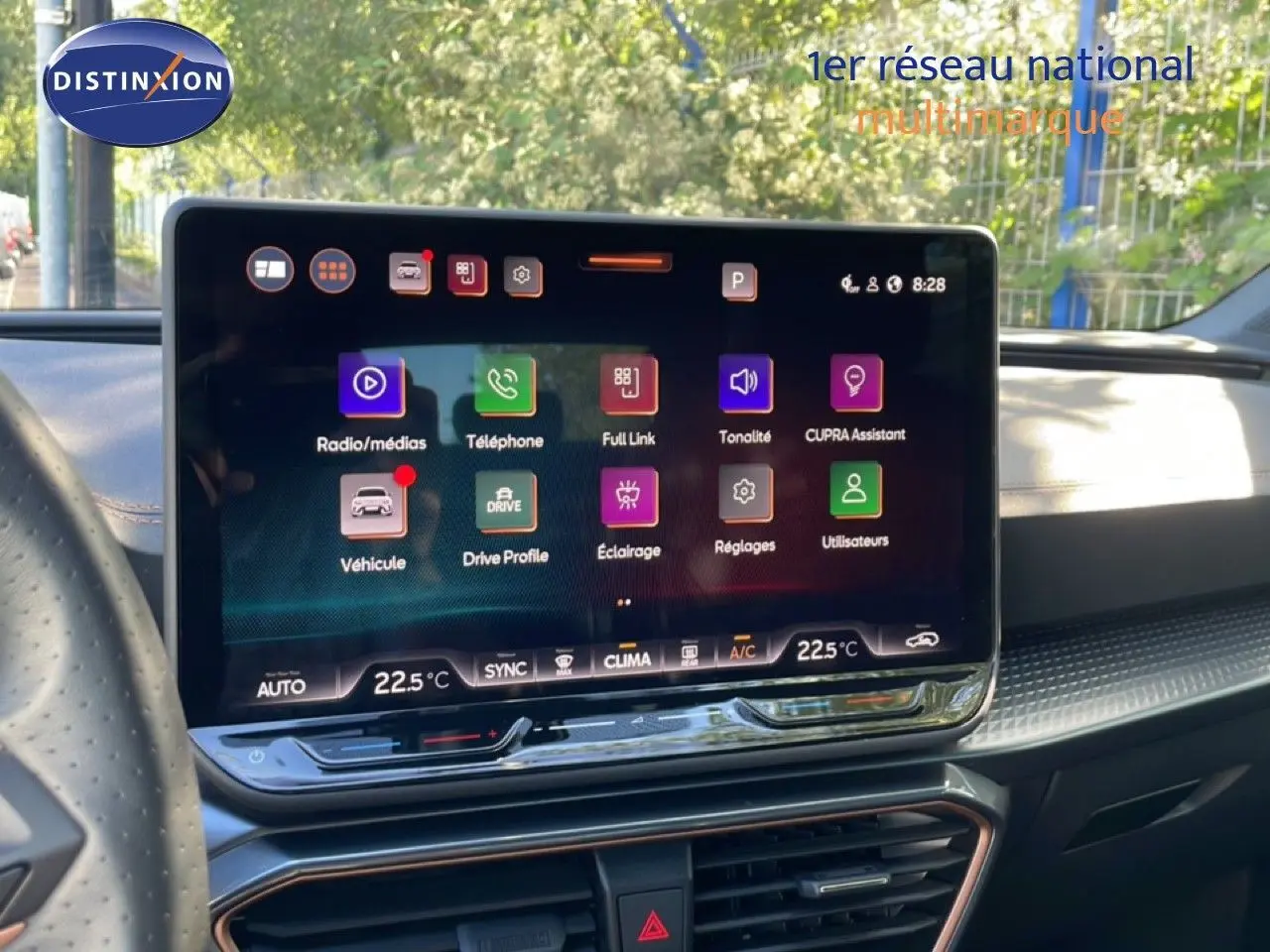 Écran tactile central du tableau de bord de la CUPRA Leon 1.5 eTSI 2025, affichant les menus multimédias et climatisation.
