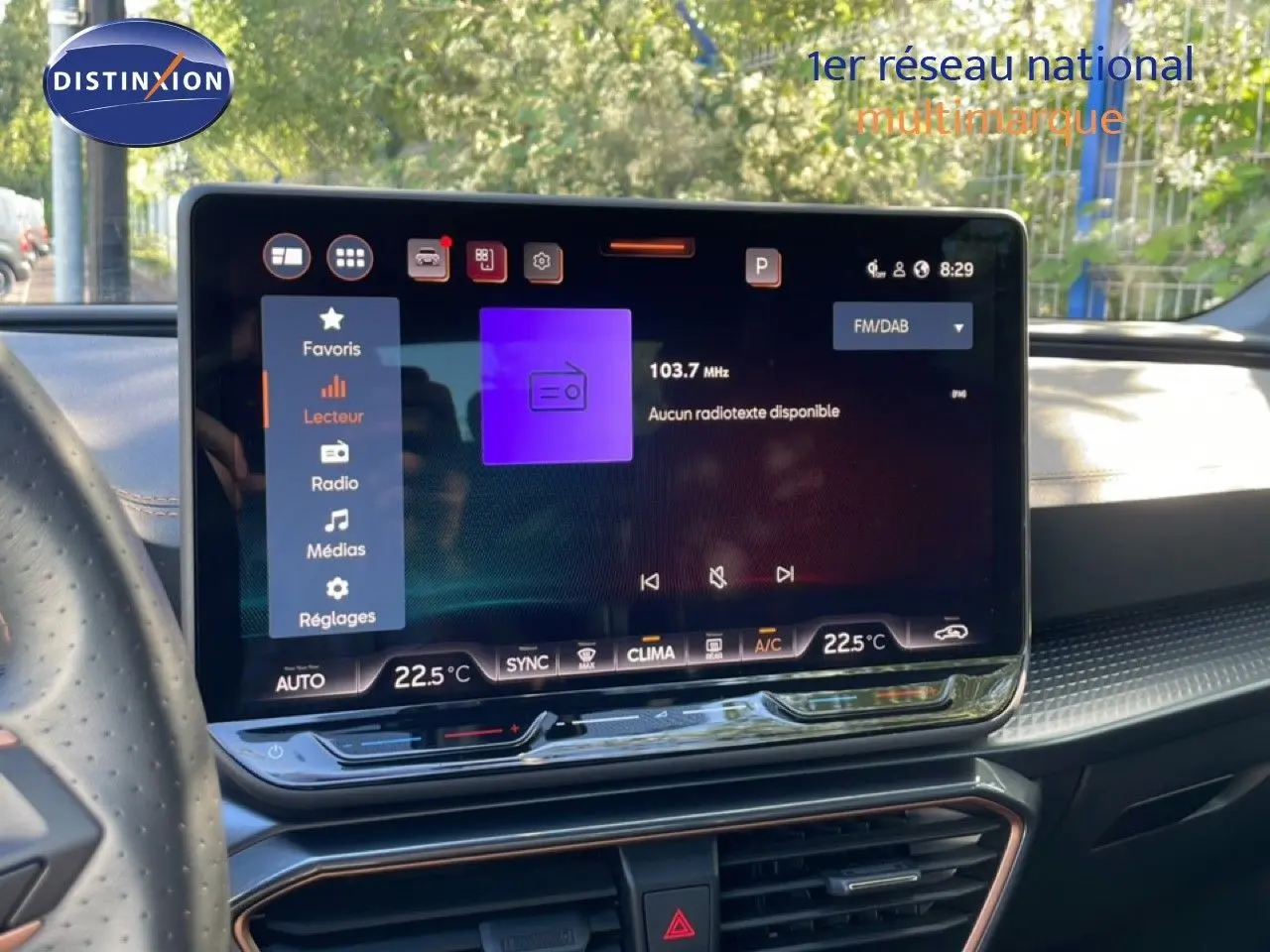 Écran tactile central du tableau de bord de la CUPRA Leon 1.5 eTSI 2025 avec affichage radio et climatisation à 22,5°C.