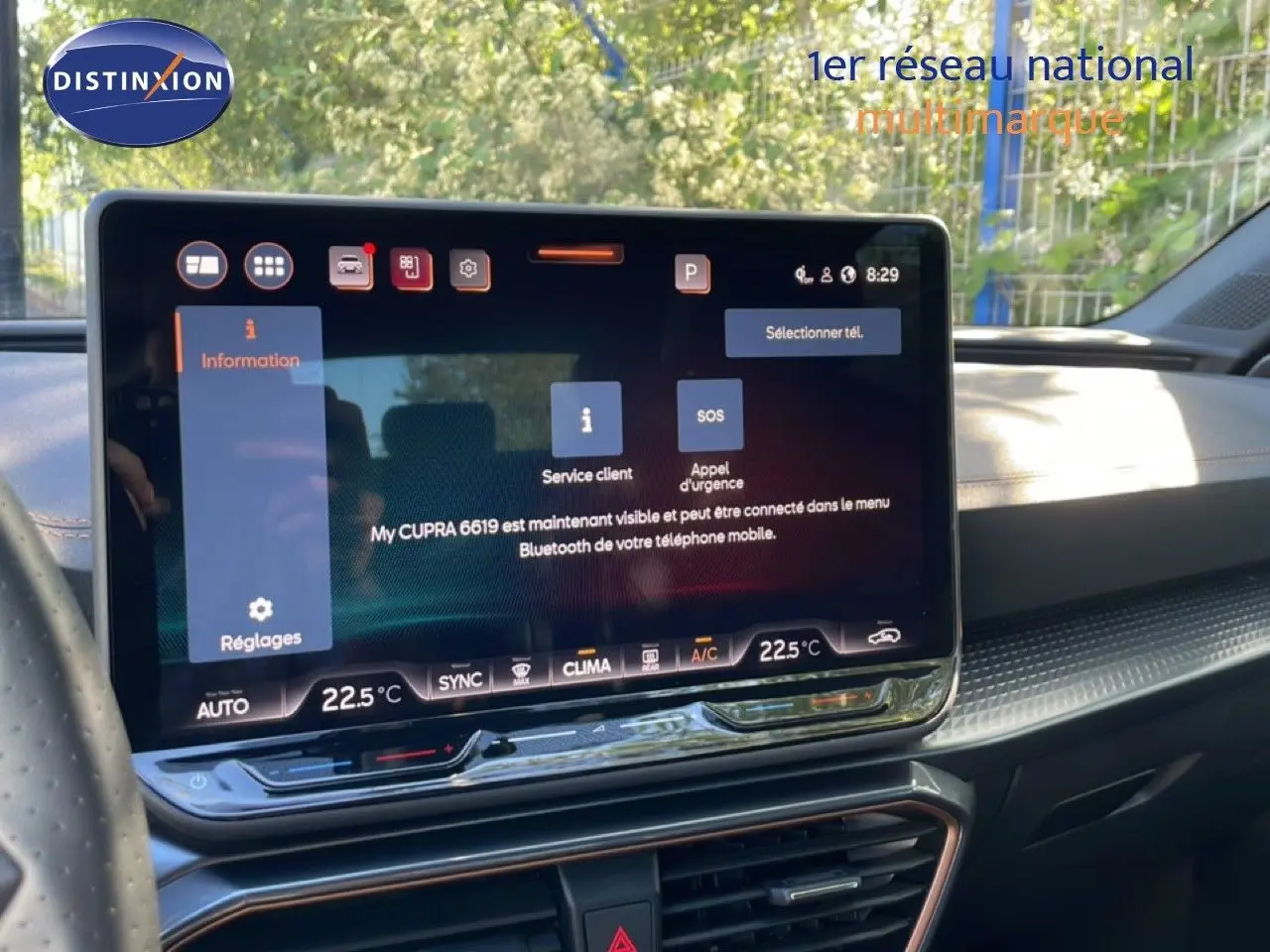 Écran tactile central du tableau de bord d'une CUPRA Leon 1.5 eTSI 150CH DSG 2025 avec interface connectée.