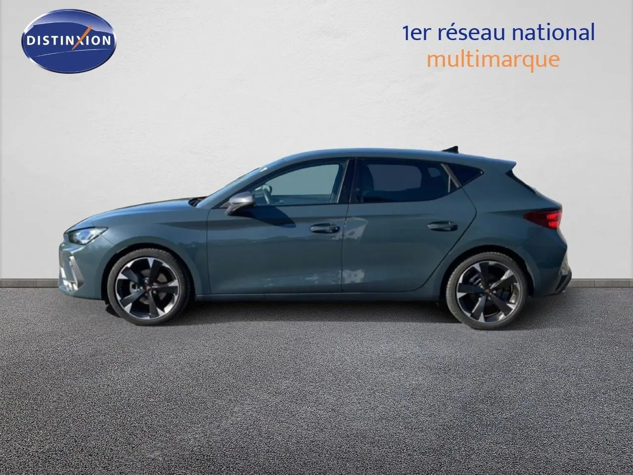 Profil droit d'une CUPRA Leon 1.5 eTSI 150CH DSG bleu fjord, avec jantes alliage bicolores et lignes dynamiques.