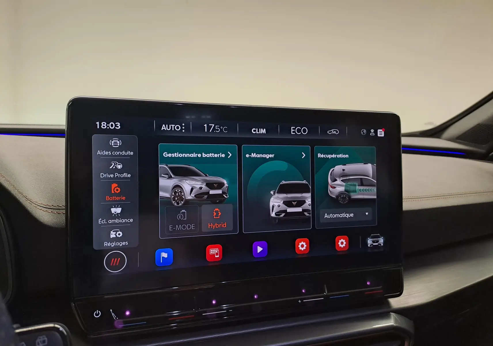 Écran tactile central du CUPRA Formentor 1.4 e-HYBRID 2024 affichant les options batterie et récupération d'énergie.