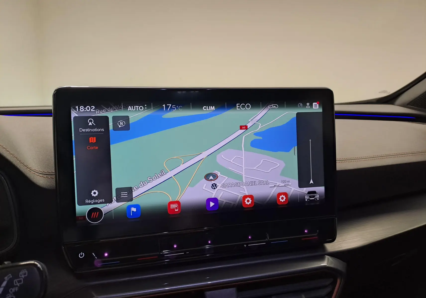 Écran tactile central affichant la navigation dans l’habitacle du CUPRA Formentor gris magnétique, version hybride rechargeable 2024.