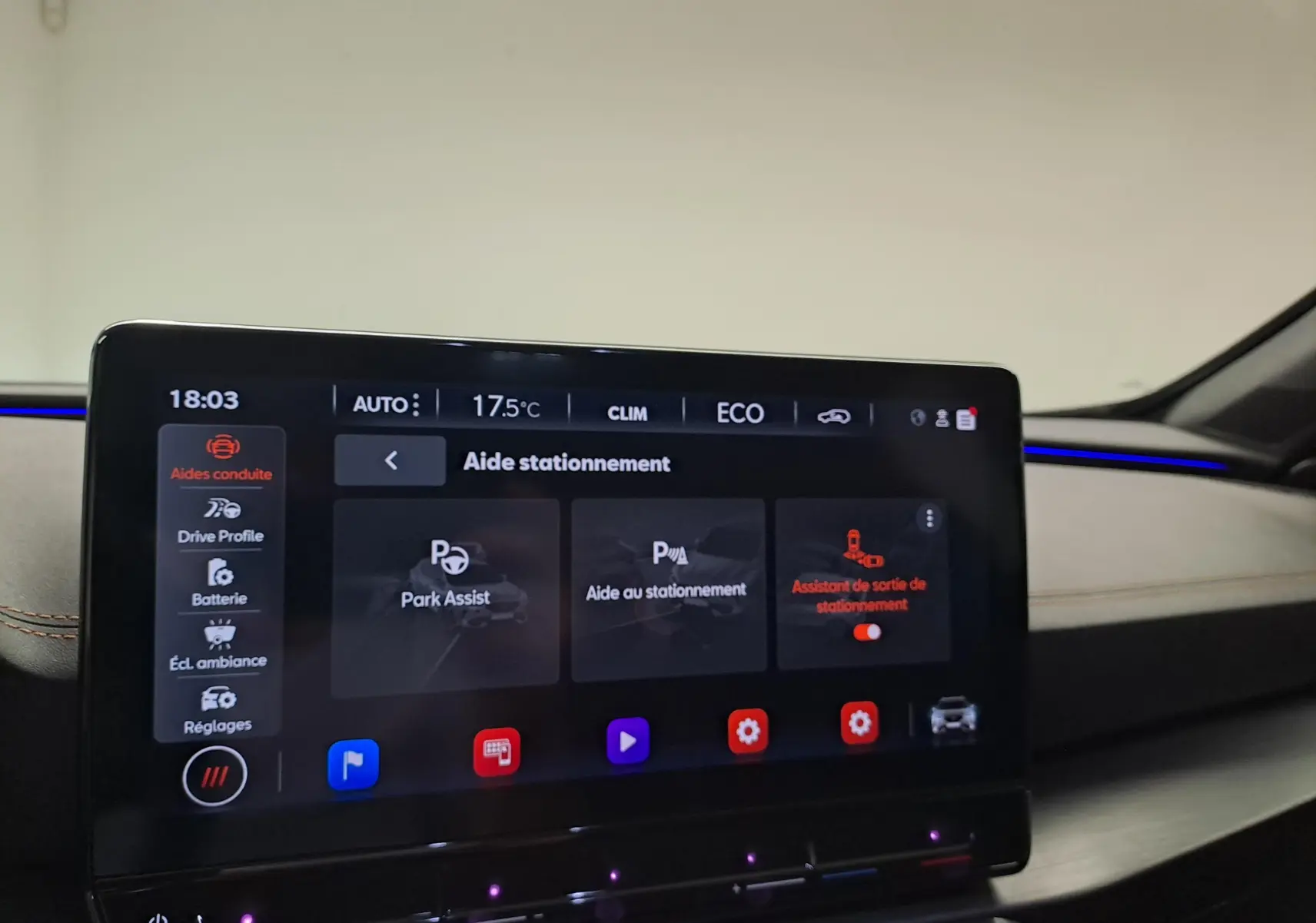 Écran tactile central du CUPRA Formentor 1.4 e-HYBRID 245 DSG6 VZ 2024 affichant les aides au stationnement en intérieur.