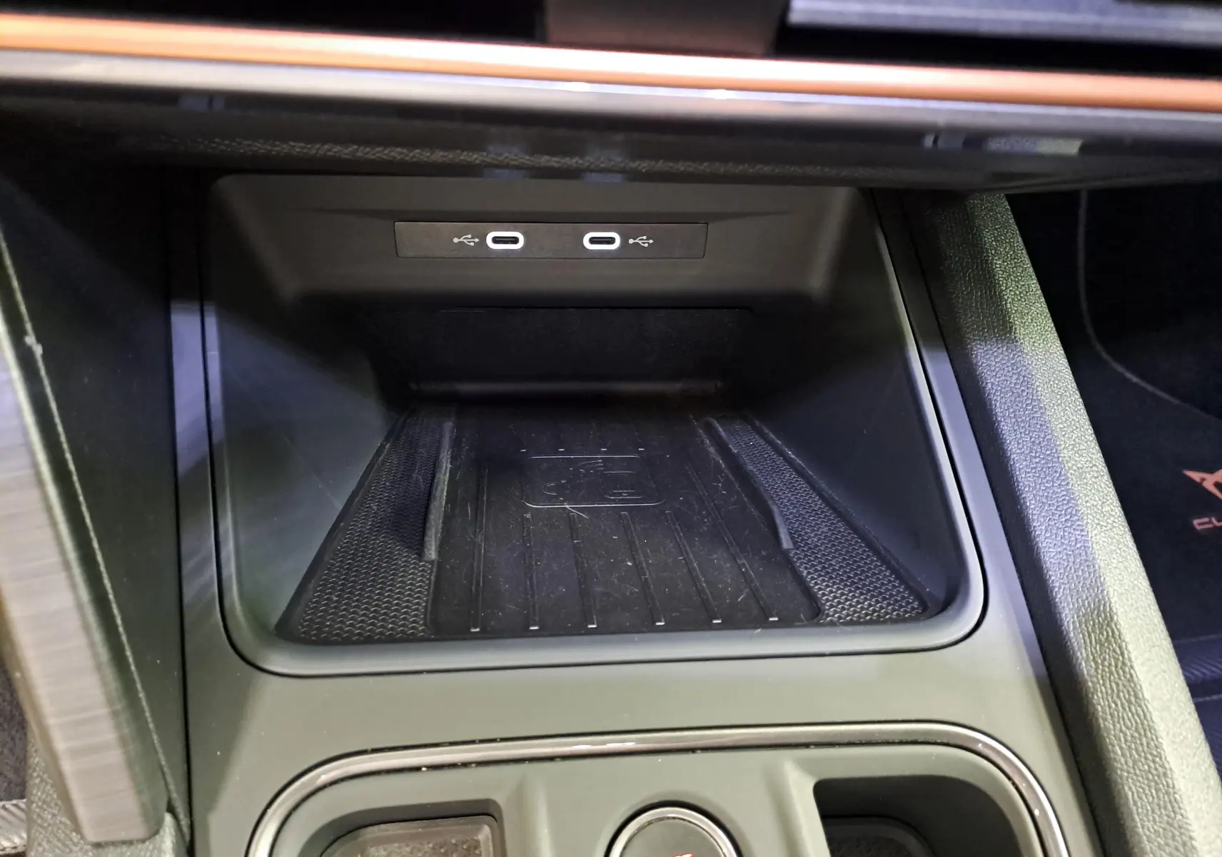Intérieur du CUPRA Formentor 1.4 e-HYBRID 245 DSG6 VZ 2024, vue sur la console centrale avec ports USB-C et bouton start/stop.