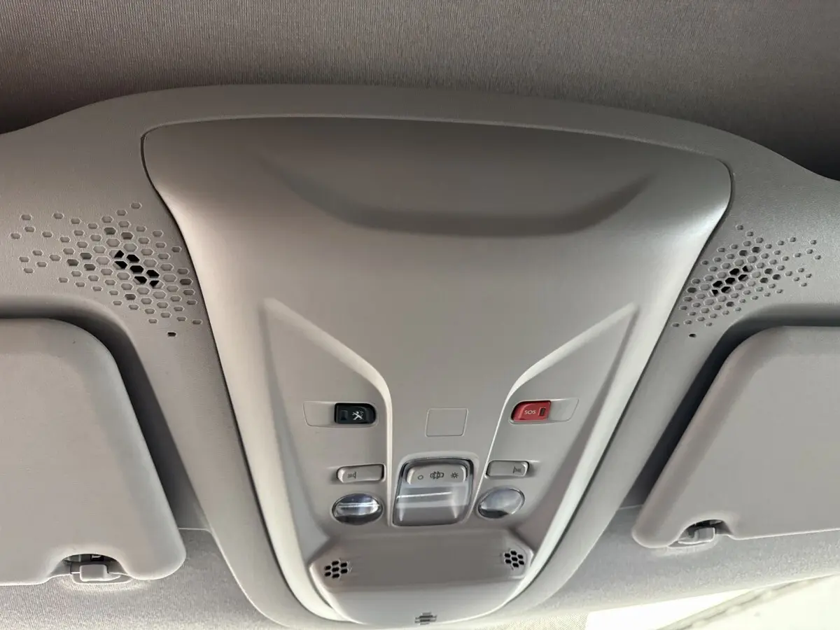 Vue intérieure du plafonnier gris clair du Peugeot Partner 2021 avec boutons d'éclairage et alerte SOS.