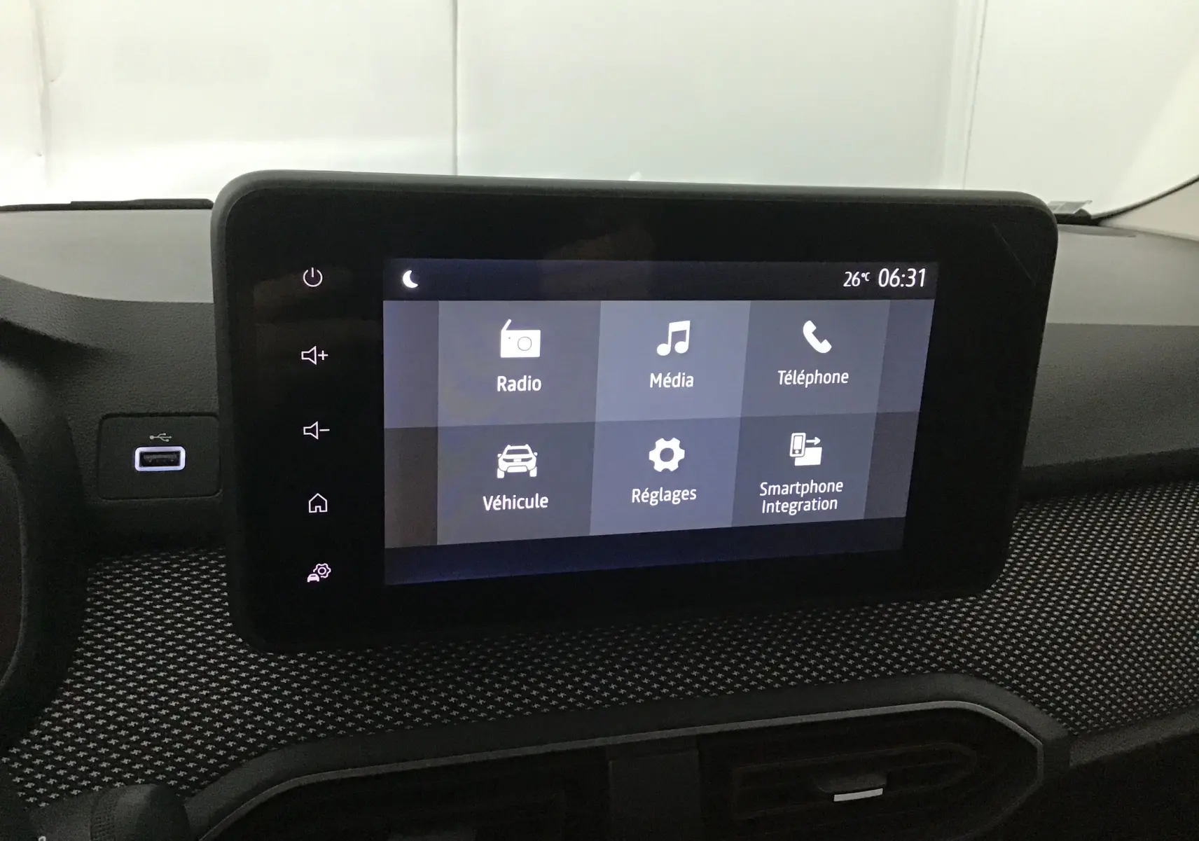 Écran tactile central du tableau de bord de la Dacia Sandero Stepway 2025, affichant les menus radio et smartphone.