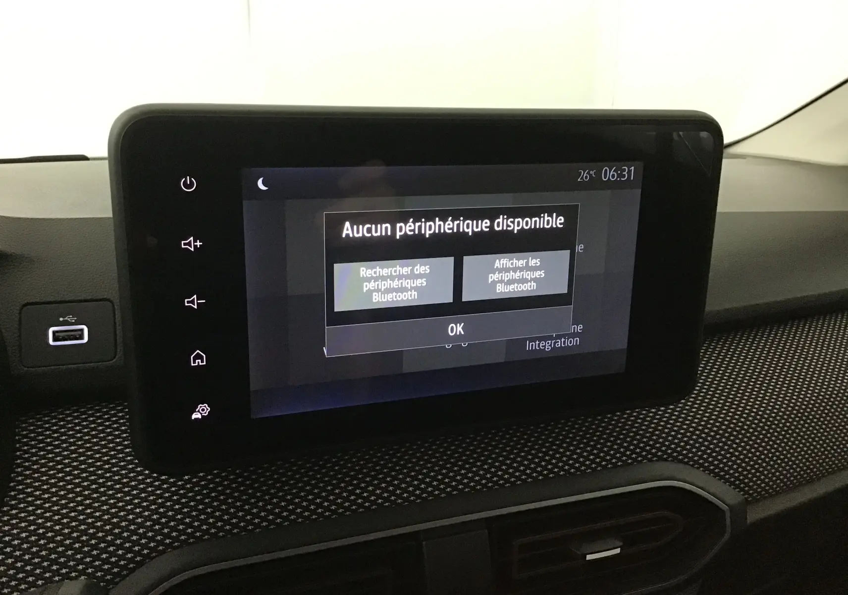 Écran tactile central du tableau de bord de la Dacia Sandero Stepway 2025 avec interface Bluetooth inactive.