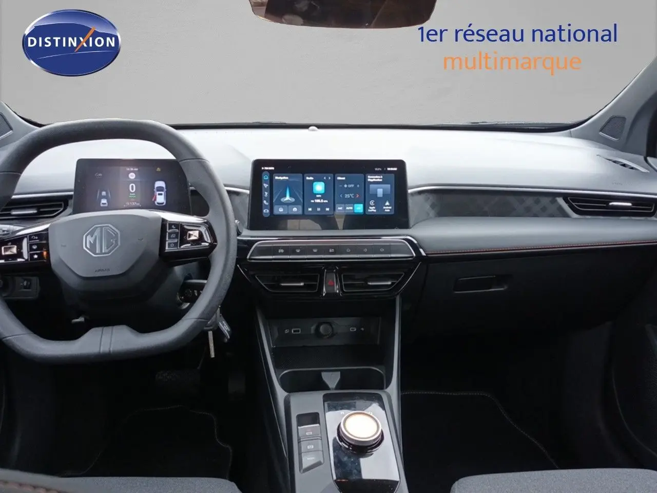 Intérieur du MG3 Hybrid+ 2024 gris, vue frontale du tableau de bord avec écran tactile et volant multifonction.