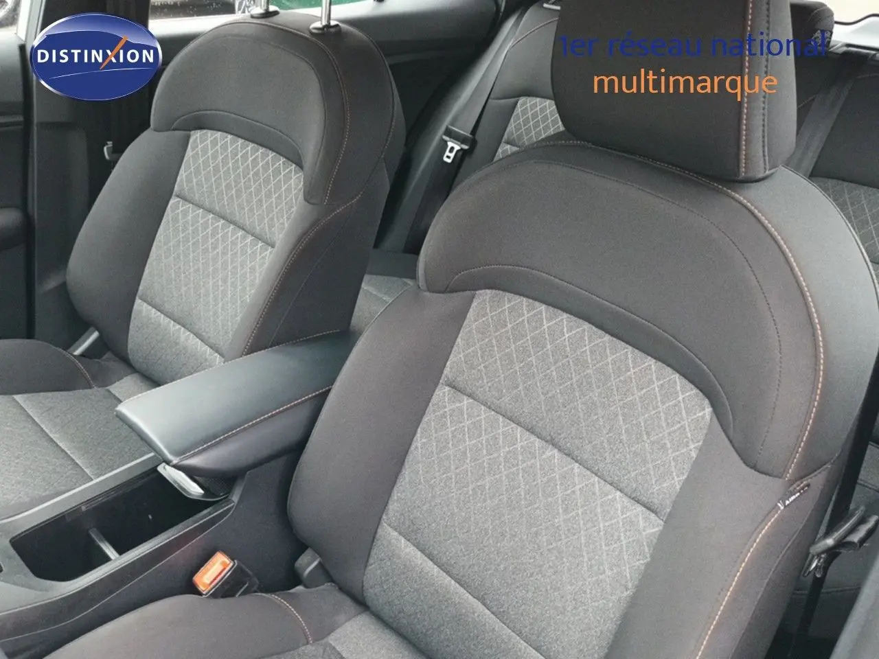 Gros plan sur les sièges avant gris à surpiqûres orange et accoudoir central du MG3 Hybrid+ 2024.