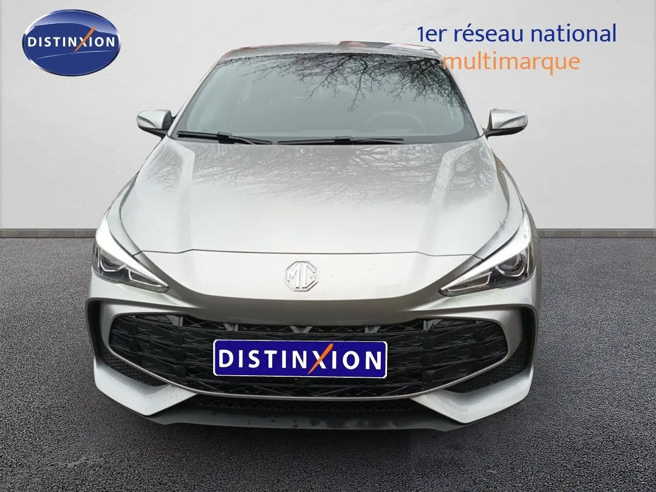 Vue frontale d'une MG3 Hybrid+ Standard gris métallisé avec calandre noire et logo MG visible.