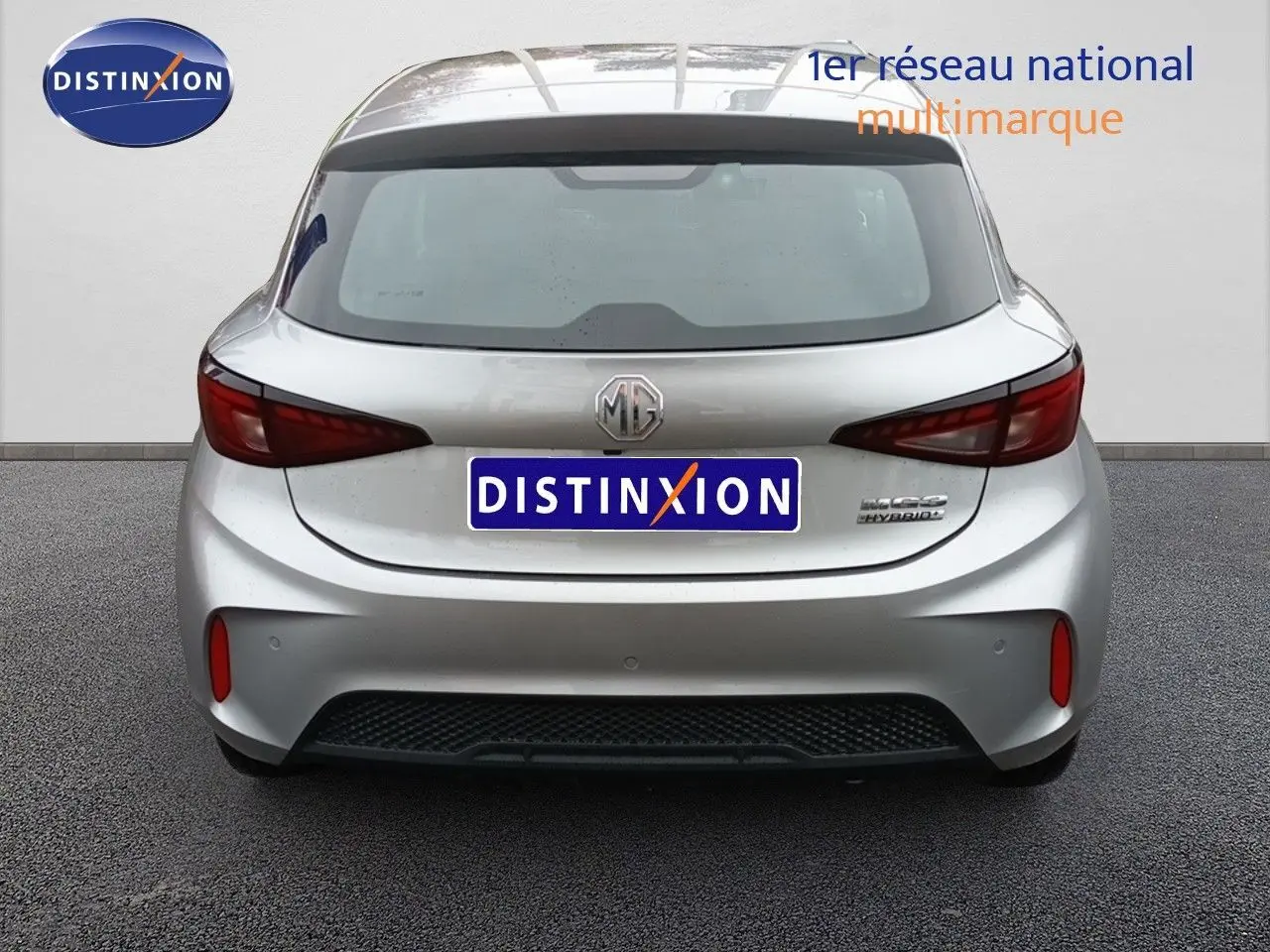 Vue arrière d'une MG3 Hybrid+ gris 2024 avec feux arrière étirés et logo MG centré sur le hayon.