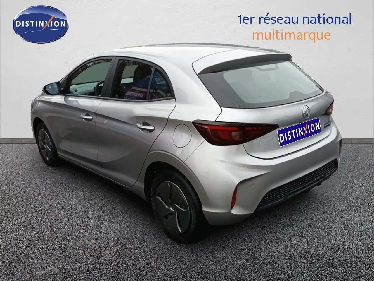 Vue 3/4 arrière droite d'une MG3 Hybrid+ gris métallisé avec jantes en acier et feux arrière LED.