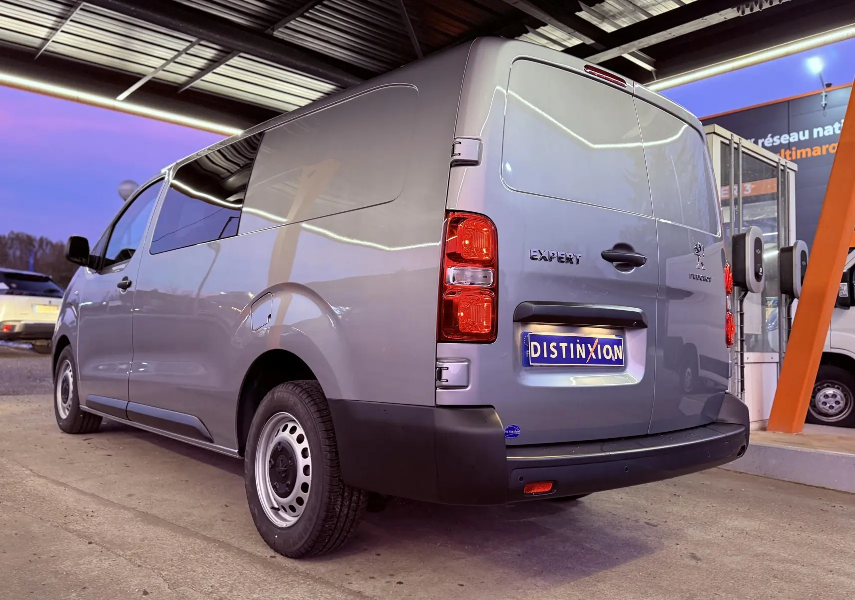 Vue 3/4 arrière droite d'un Peugeot Expert Cabine Approfondie gris Artense métal avec plaque Distinxion.