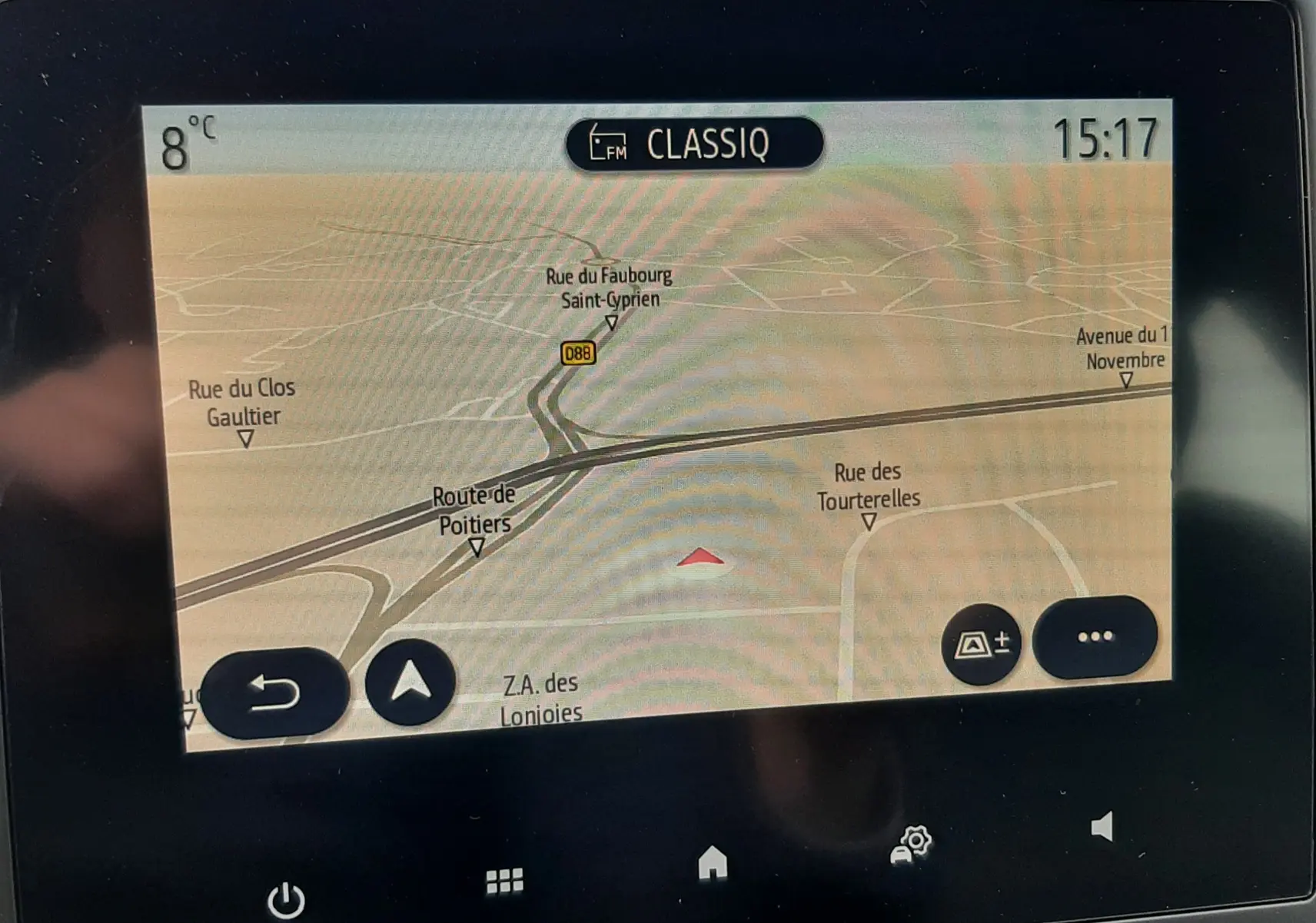 Écran tactile du système de navigation de la Renault Clio V TCE 90 Intens X-Tronic, affichant une carte routière.