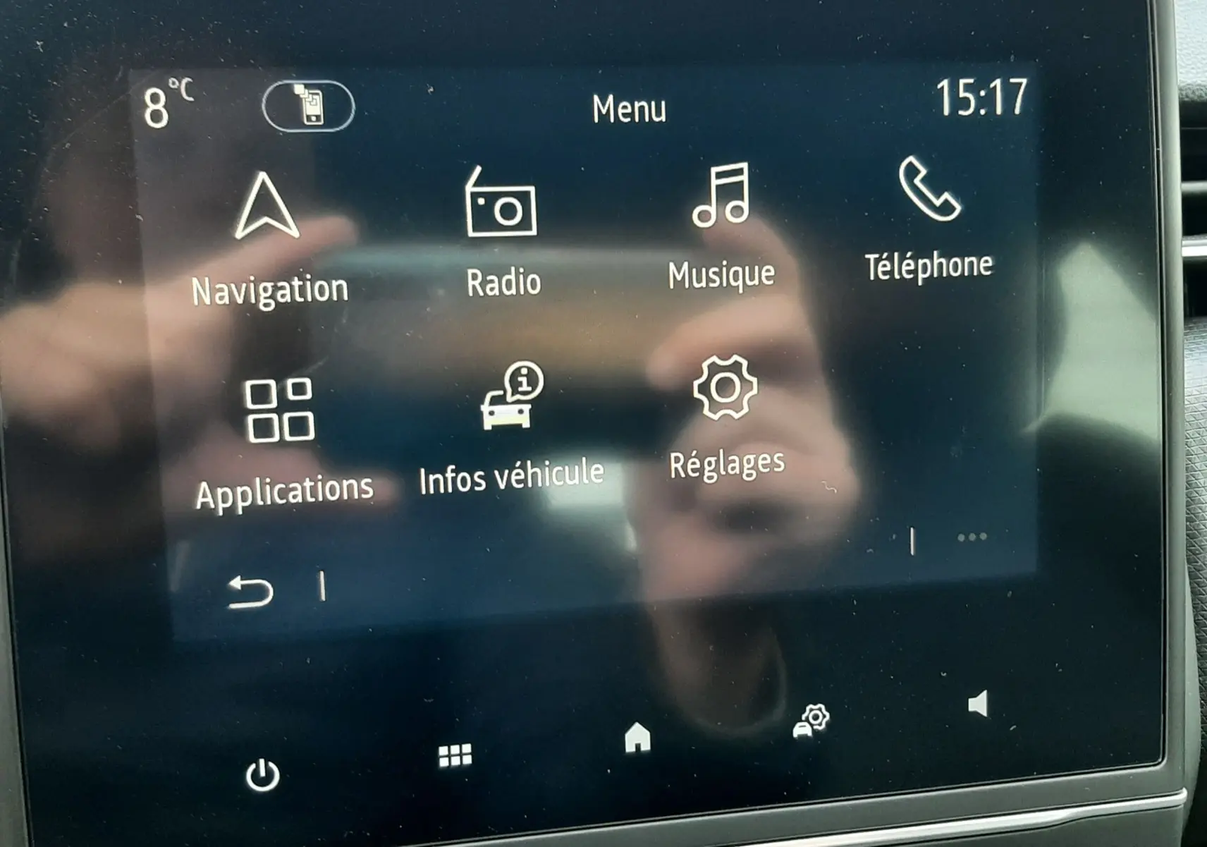 Écran tactile central de la Renault Clio V TCE 90 Intens X-Tronic affichant le menu principal avec options multimédia et réglages.