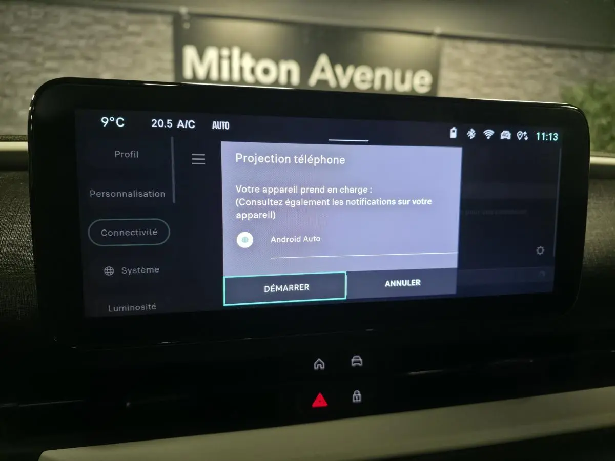 Écran tactile central du tableau de bord de la FIAT 600 rouge 2024 affichant la connexion Android Auto.