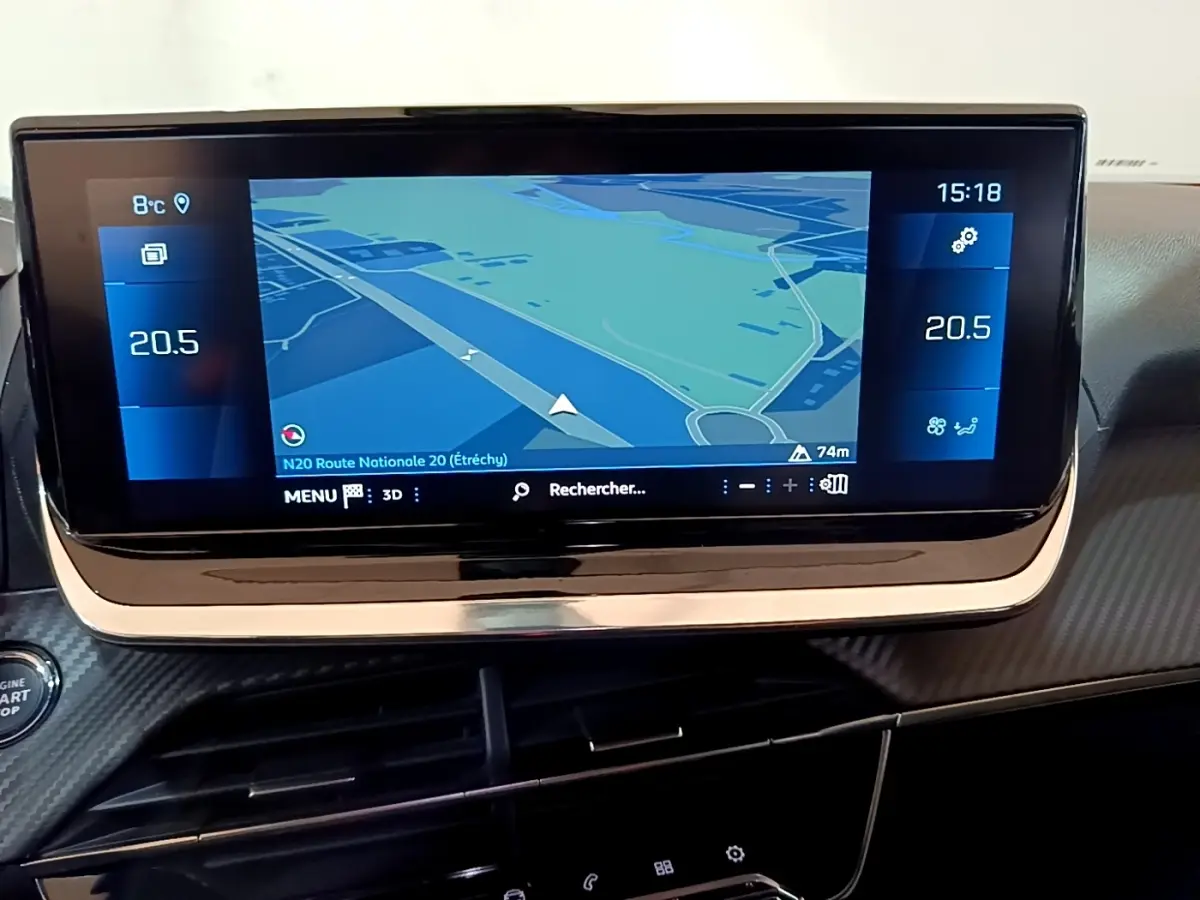 Écran tactile central du tableau de bord du Peugeot 2008 2021 affichant la navigation et la température intérieure.