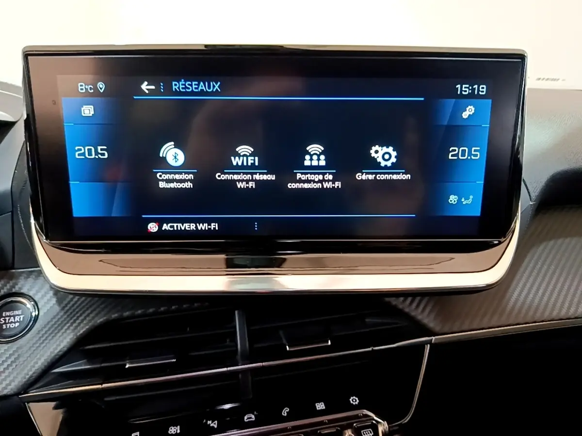Tableau de bord de Peugeot 2008 orange, affichage tactile 10 pouces avec options connectivité Wi-Fi et Bluetooth.