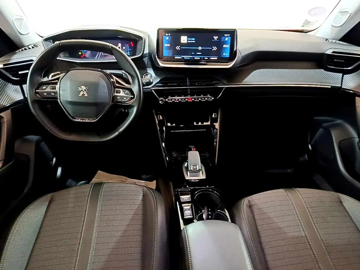 Vue intérieure avant du Peugeot 2008 PureTech 130, volant compact, écran tactile 10 pouces et console centrale moderne.
