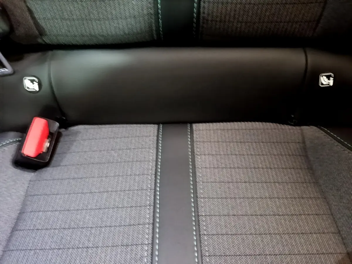 Gros plan sur la banquette arrière grise avec coutures contrastées et ceinture de sécurité rouge du Peugeot 2008 2021.