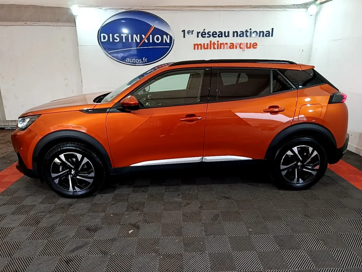 Peugeot 2008 orange vue de profil côté gauche, avec jantes noires et toit noir contrastant.