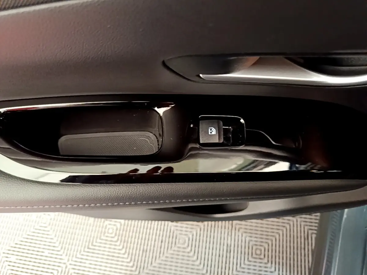 Détail de la commande de verrouillage de porte sur la portière côté conducteur d’un Hyundai Tucson bleu 2023.