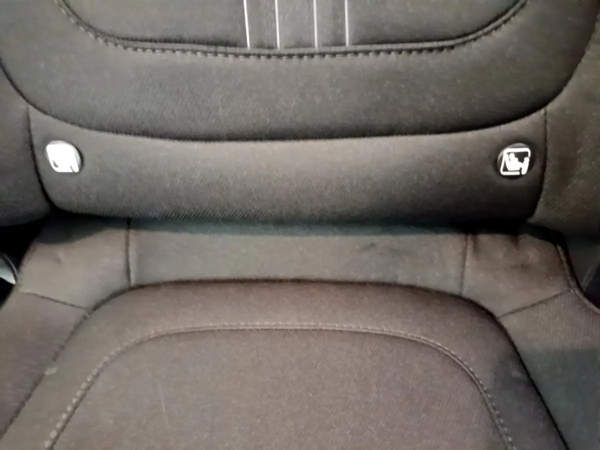 Gros plan sur l'assise arrière noire du Hyundai Tucson 2023, montrant les fixations Isofix intégrées.