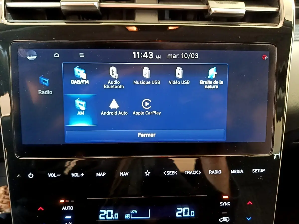 Écran tactile central du Hyundai Tucson 2023 affichant les options multimédia et climatisation à 20°C.