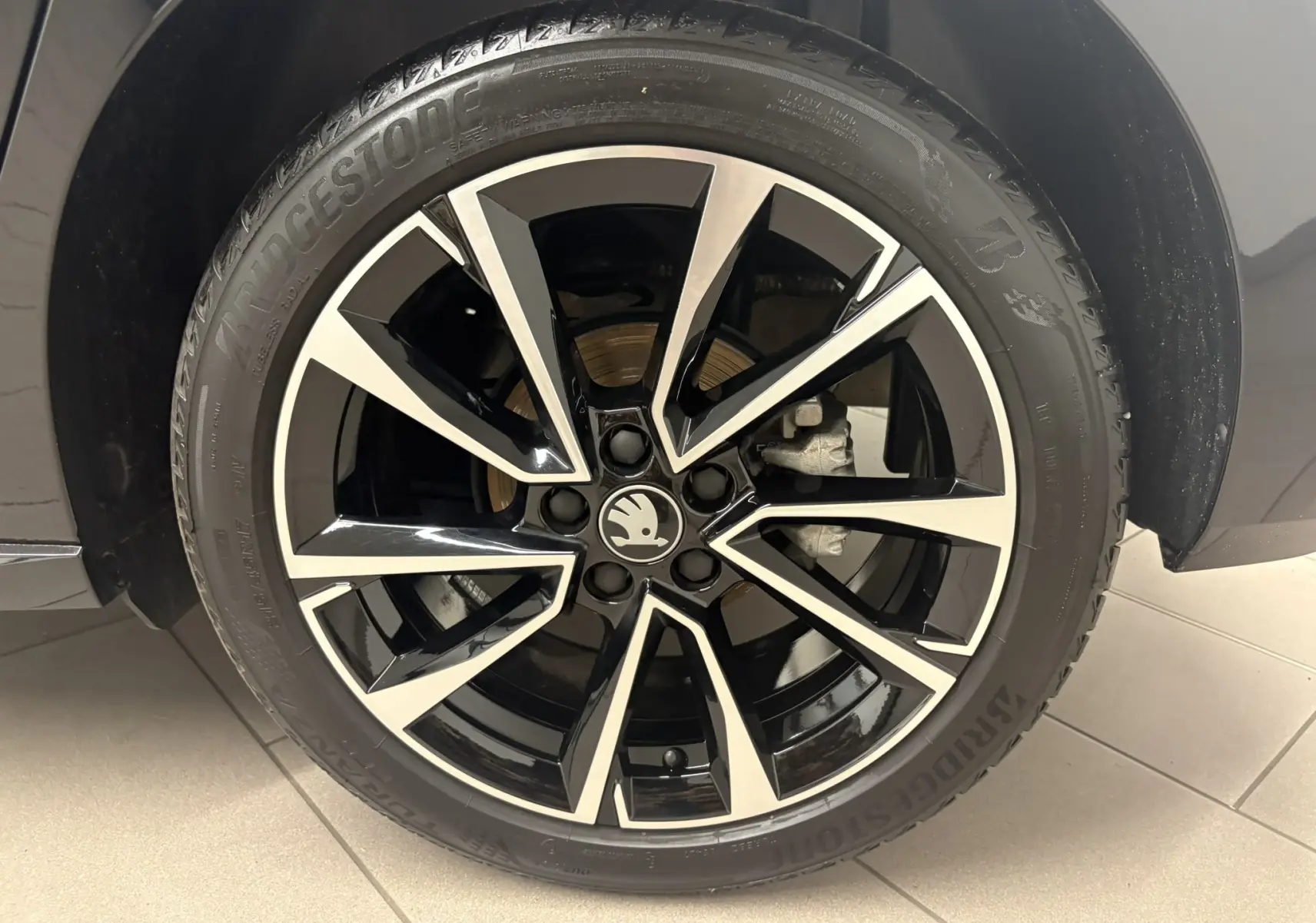 Gros plan sur la jante alliage noire et argentée de la SKODA FABIA 2025 en peinture nacrée Noir Magic.