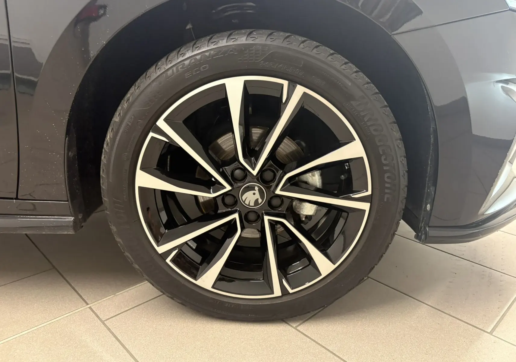Gros plan sur la roue avant gauche de la Skoda Fabia Monte Carlo 2025 en Noir Magic nacré avec jante alliage noire et argent.