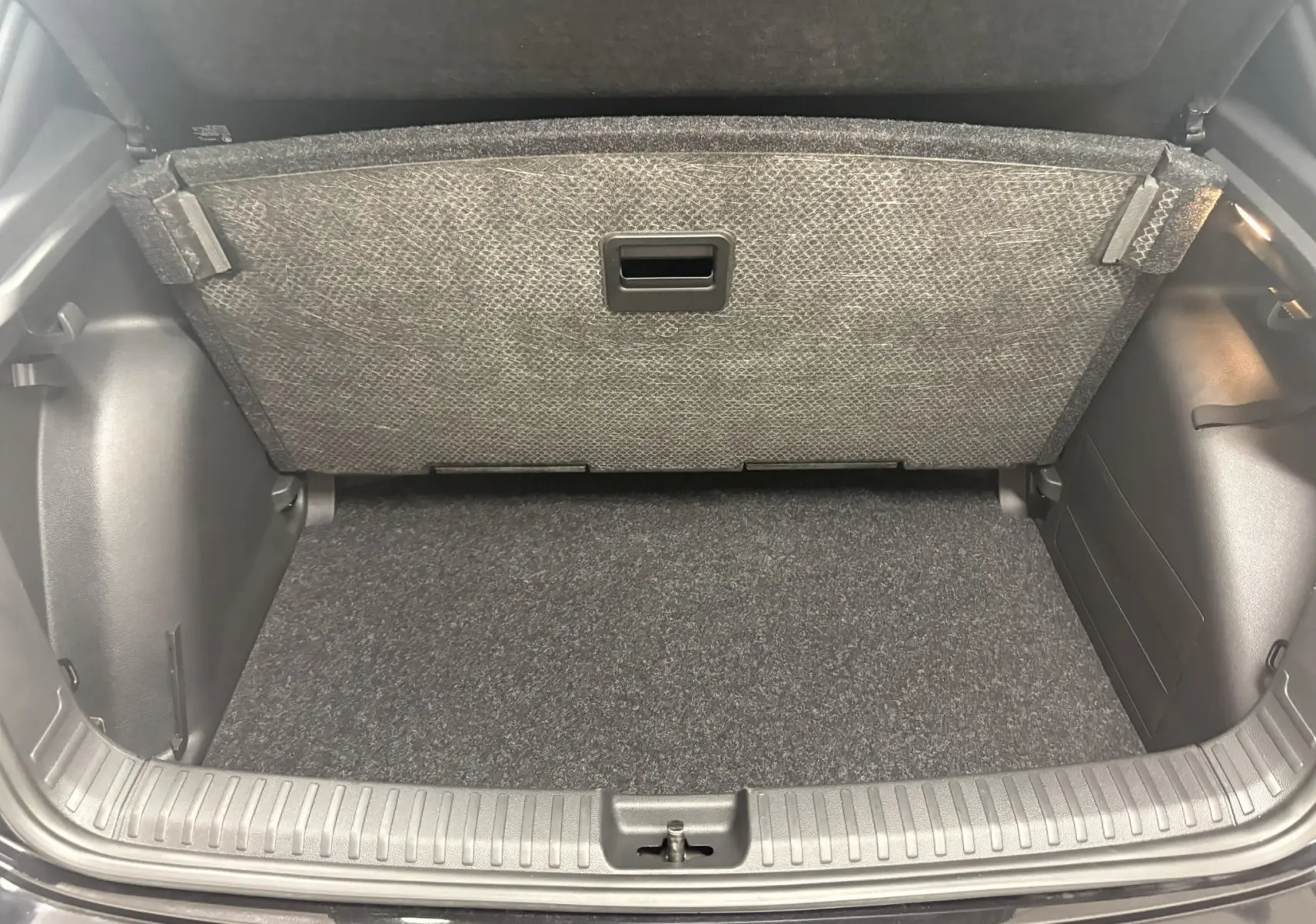Coffre ouvert de la Skoda Fabia 2025 noir Magic nacré, montrant le double plancher variable et l'espace de rangement.