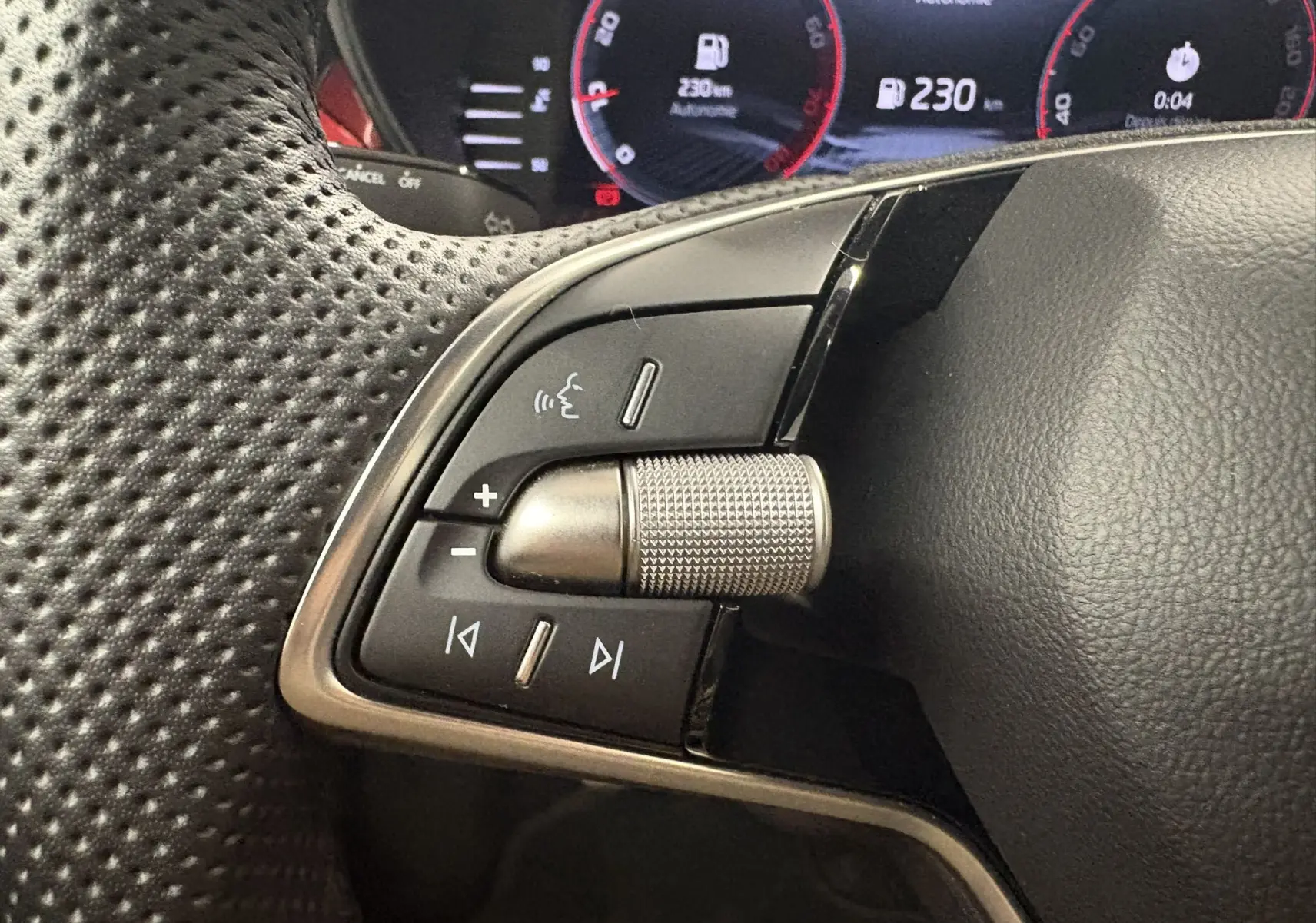 Gros plan sur les commandes audio au volant côté gauche de la Skoda Fabia 2025 en Noir Magic nacré.