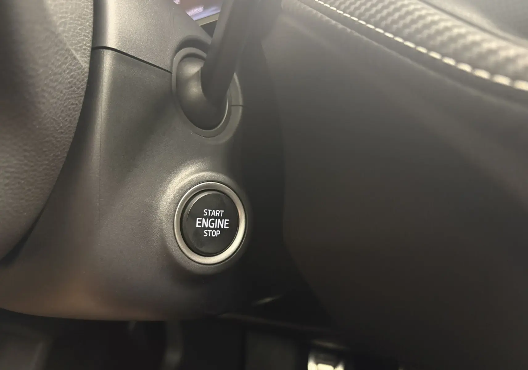 Gros plan sur le bouton start/stop moteur dans l’habitacle noir de la Skoda Fabia Monte Carlo 2025.