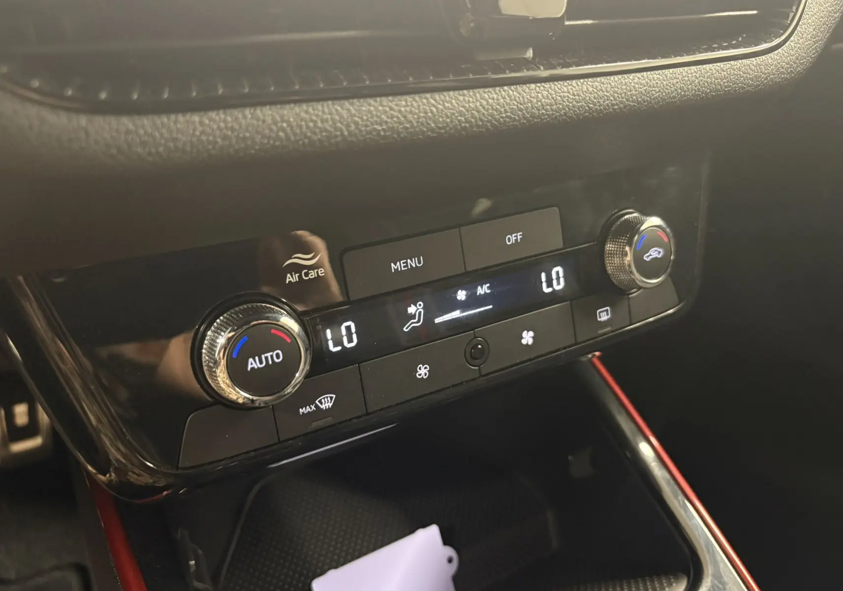 Gros plan sur la console centrale de la Skoda Fabia Monte Carlo 2025, avec commandes de climatisation digitales et finition noire.