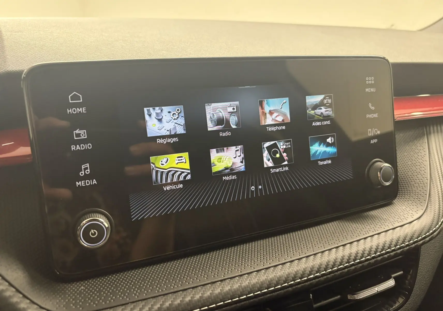 Écran tactile central du tableau de bord de la Skoda Fabia Monte Carlo 2025 avec interface multimédia affichée.