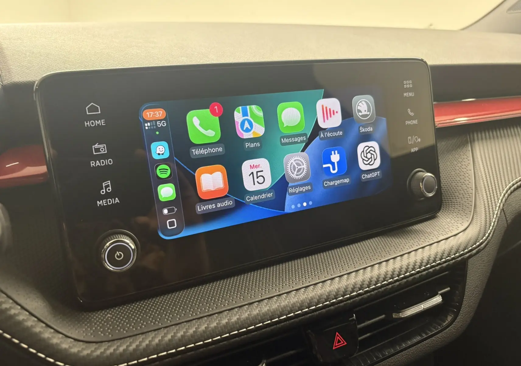 Écran tactile central de la Skoda Fabia 2025 Monte Carlo, affichant interface connectée avec finition noire et détails rouges.