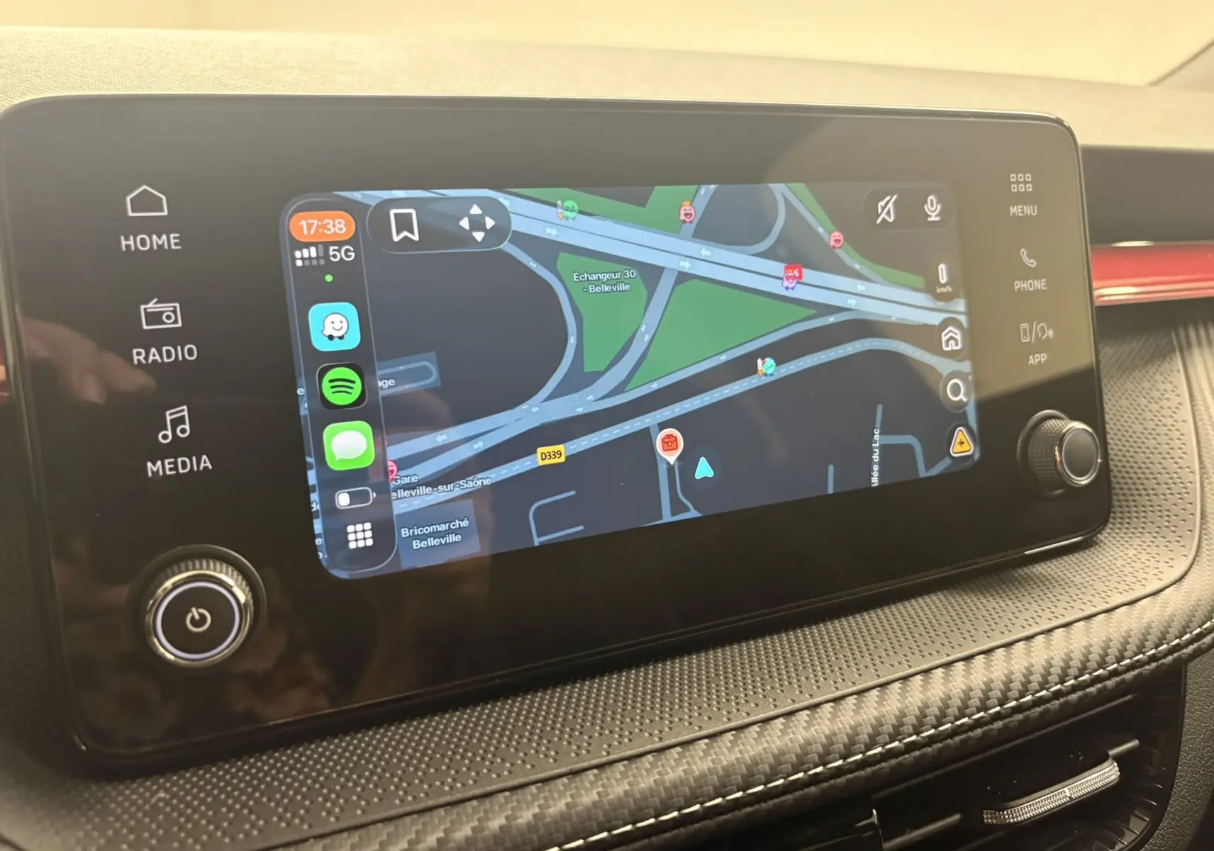 Écran tactile central de la Skoda Fabia 2025 affichant un GPS avec interface connectée, entouré d'une finition noire texturée.