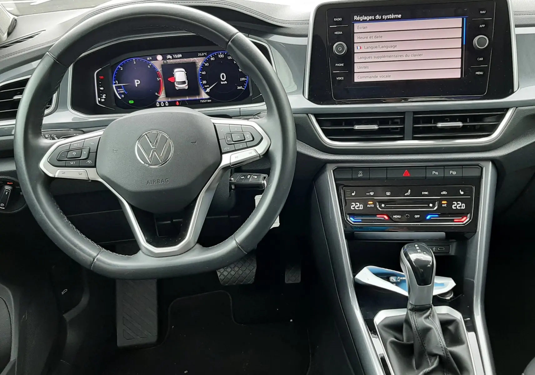 Vue intérieure du tableau de bord du Volkswagen T-Roc 2.0 TDI 150ch Style 2022, avec volant multifonction et écran tactile central.