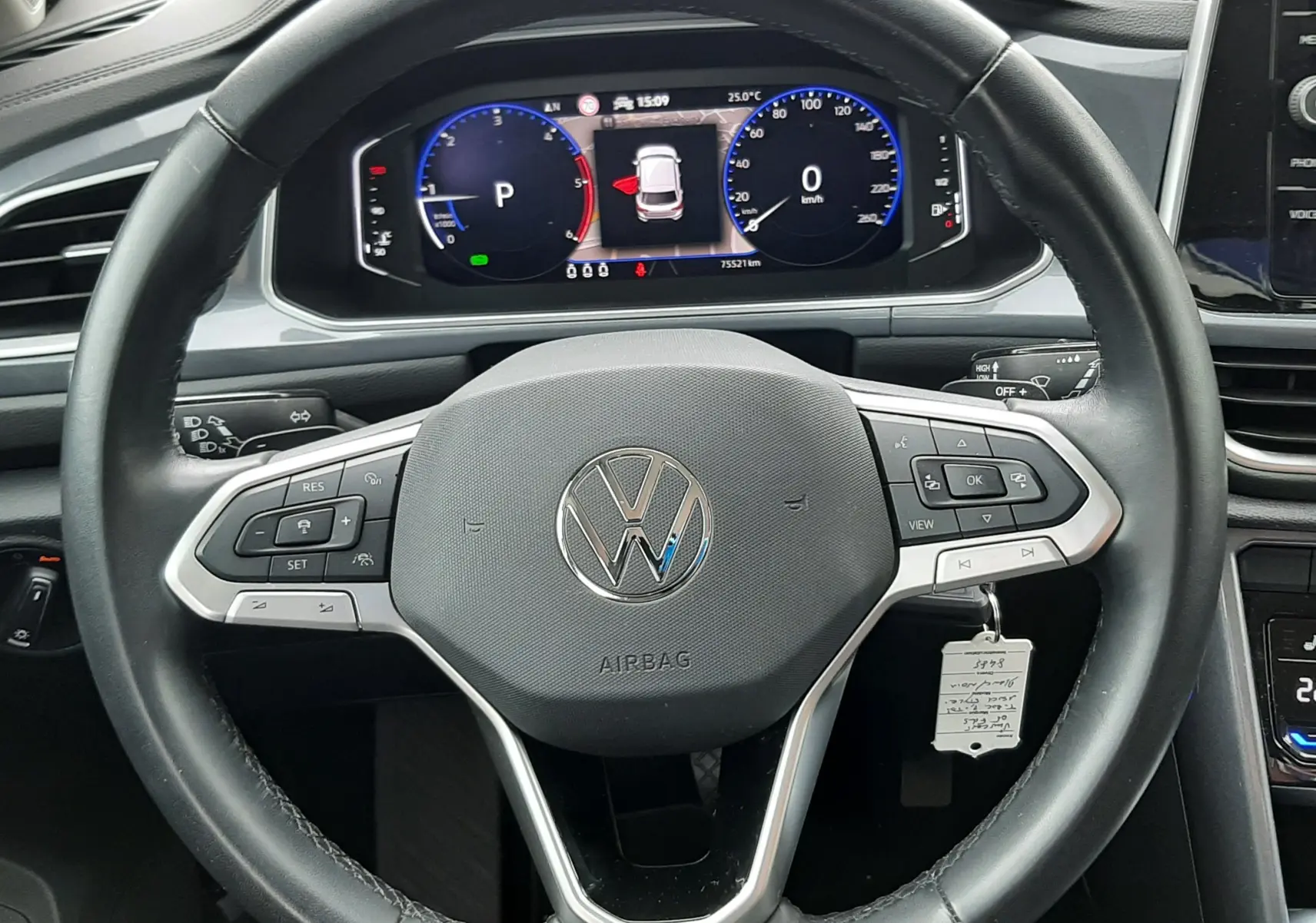 Vue rapprochée du volant noir du Volkswagen T-Roc 2022 avec tableau de bord numérique allumé.