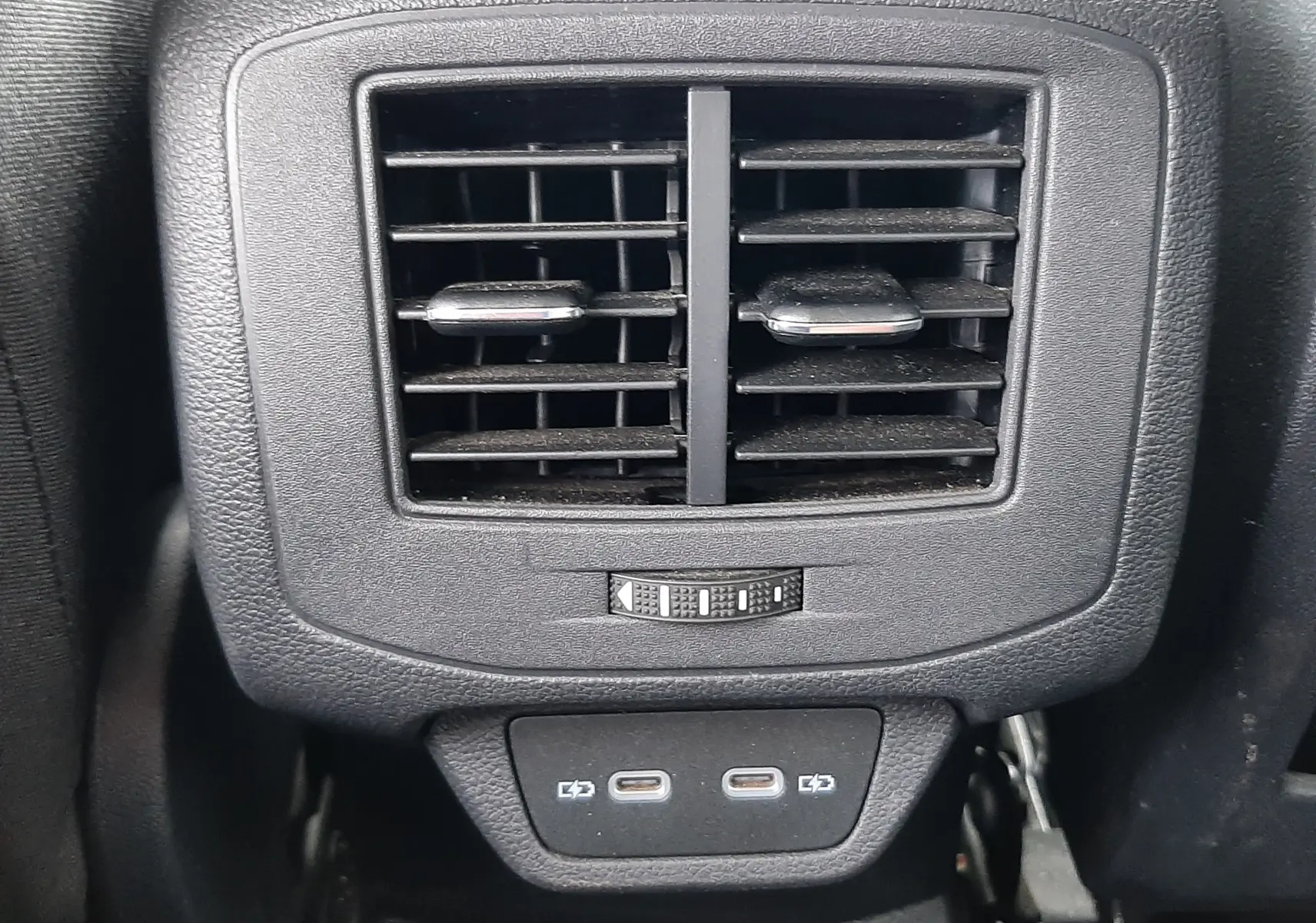 Gros plan sur la sortie d’air arrière noire avec deux ports USB-C du Volkswagen T-Roc 2.0 TDI 150CH Style 2022.