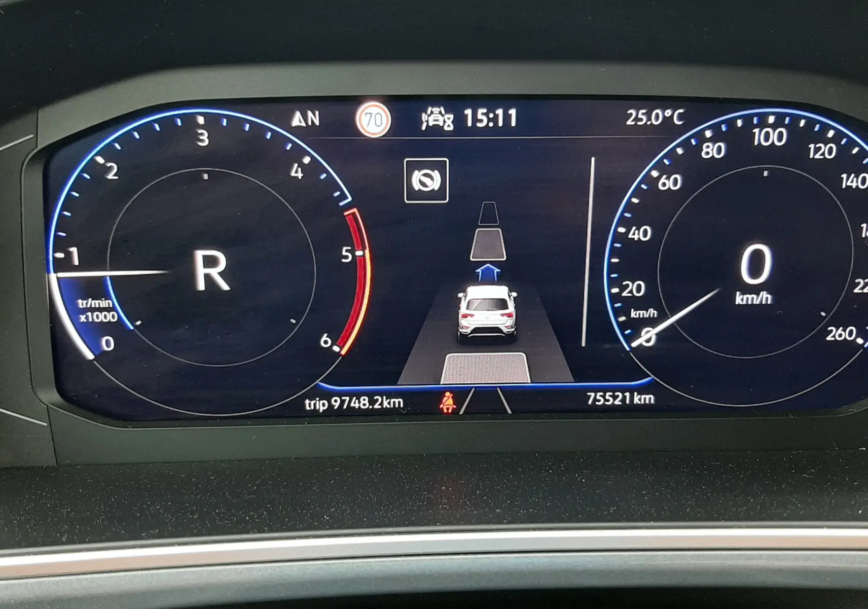 Tableau de bord numérique du Volkswagen T-Roc 2.0 TDI 150ch Style, affichant la marche arrière et la vitesse à 0 km/h.