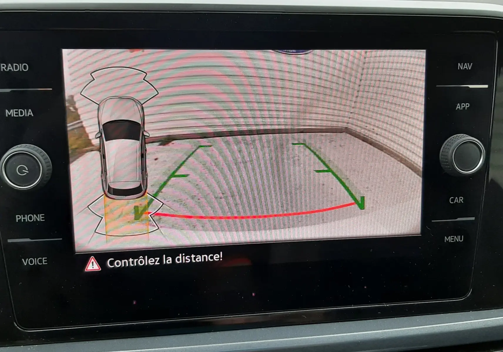 Écran de caméra de recul du Volkswagen T-Roc blanc toit noir, avec guidage de trajectoire et avertissement de distance.