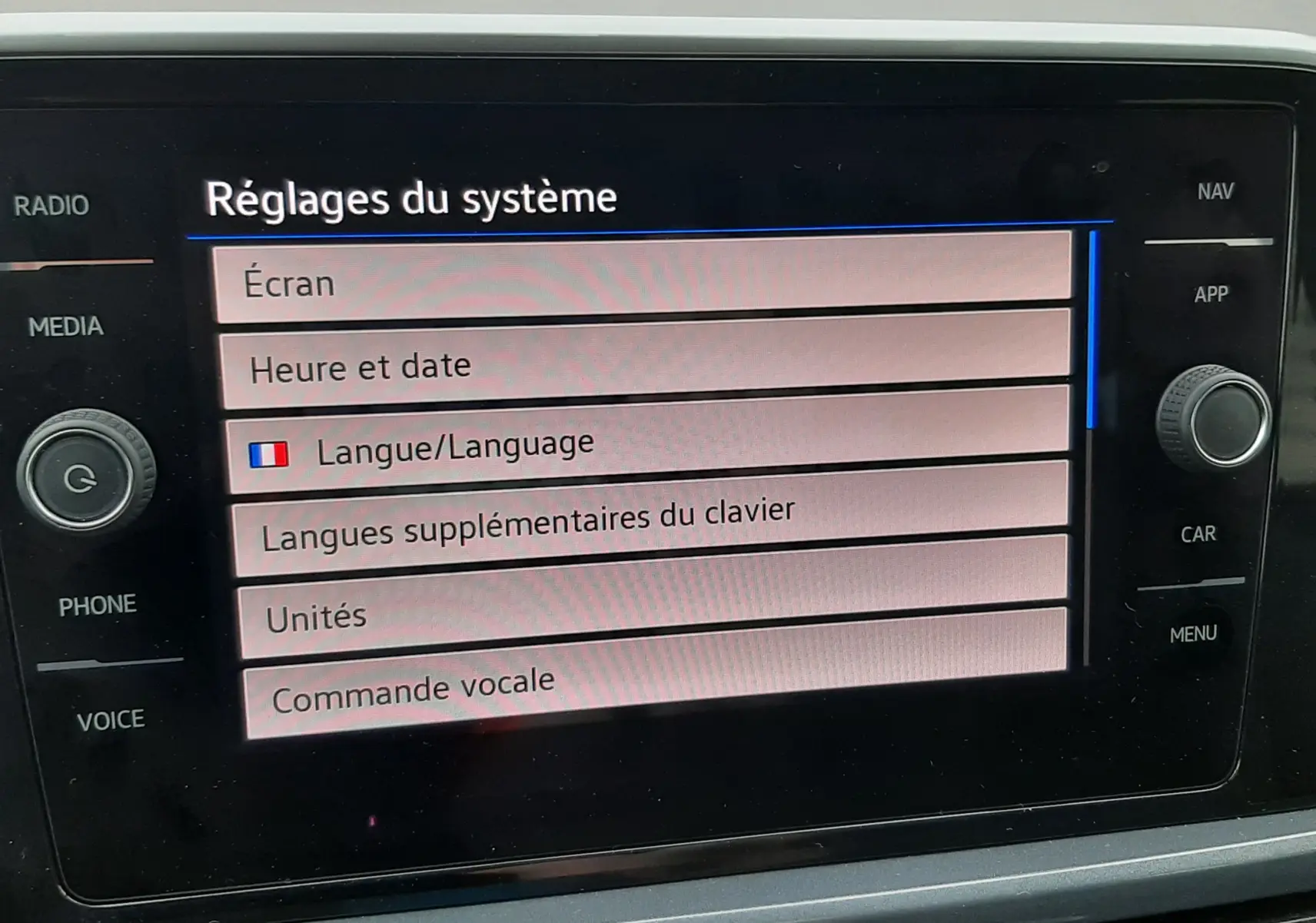 Écran tactile du système multimédia du Volkswagen T-Roc 2.0 TDI 150CH Style, affichant les réglages de langue.