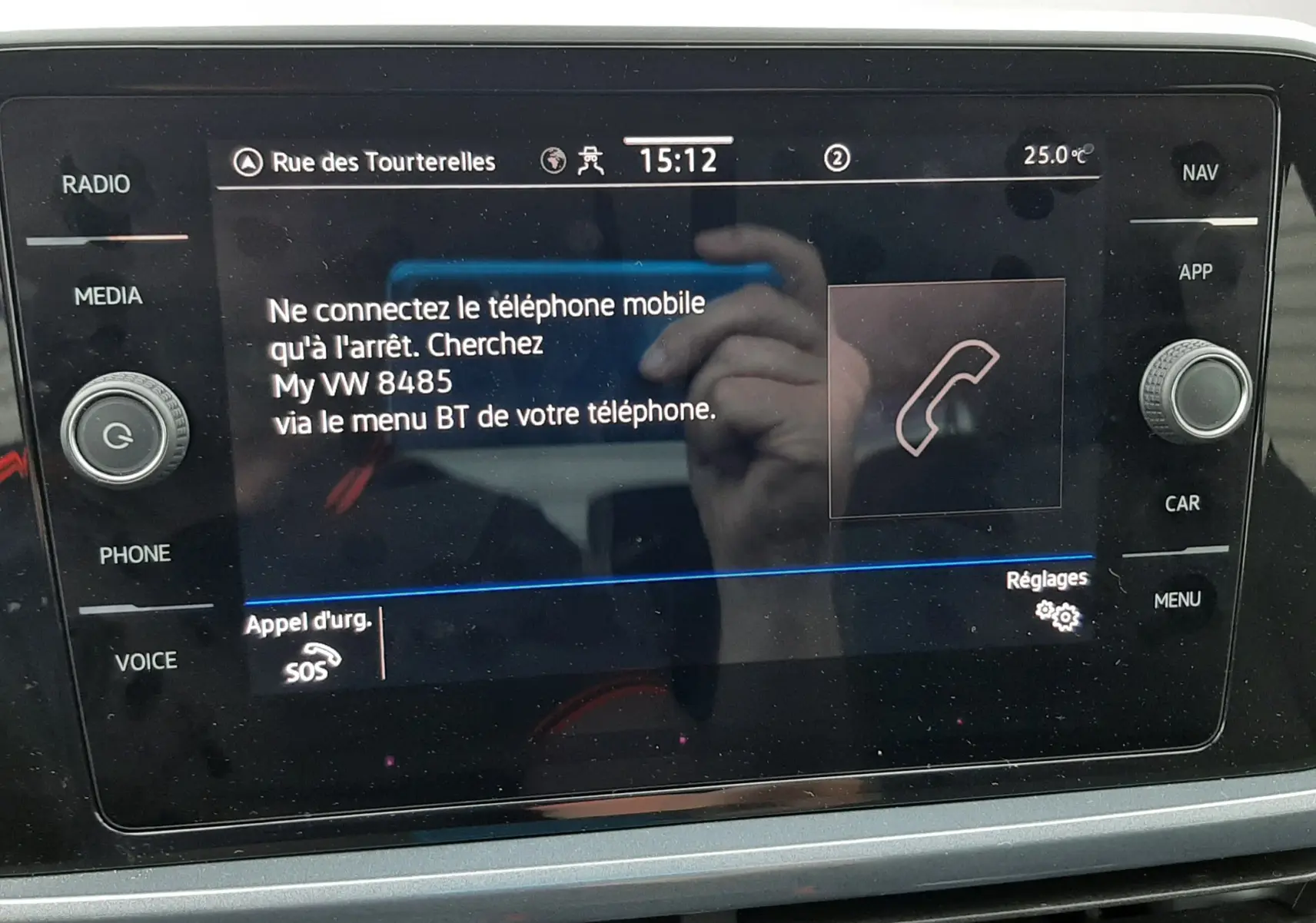 Écran tactile central du Volkswagen T-Roc 2022 affichant les instructions de connexion Bluetooth, avec commandes autour.