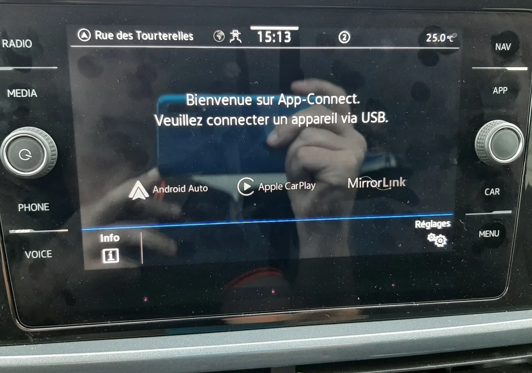 Écran tactile central du Volkswagen T-Roc 2022 affichant le message de connexion App-Connect via USB.