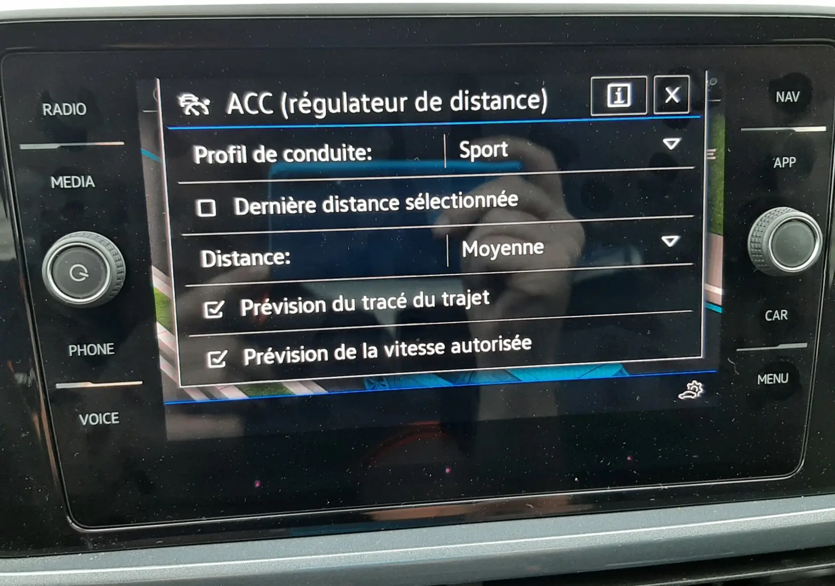 Écran central du Volkswagen T-Roc blanc pur avec toit noir, affichant les réglages du régulateur de distance ACC.
