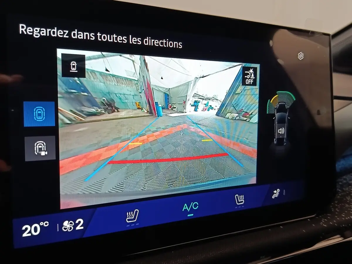 Affichage de la caméra de recul sur écran tactile intérieur de la Renault Clio Techno gris foncé, vue arrière en stationnement.