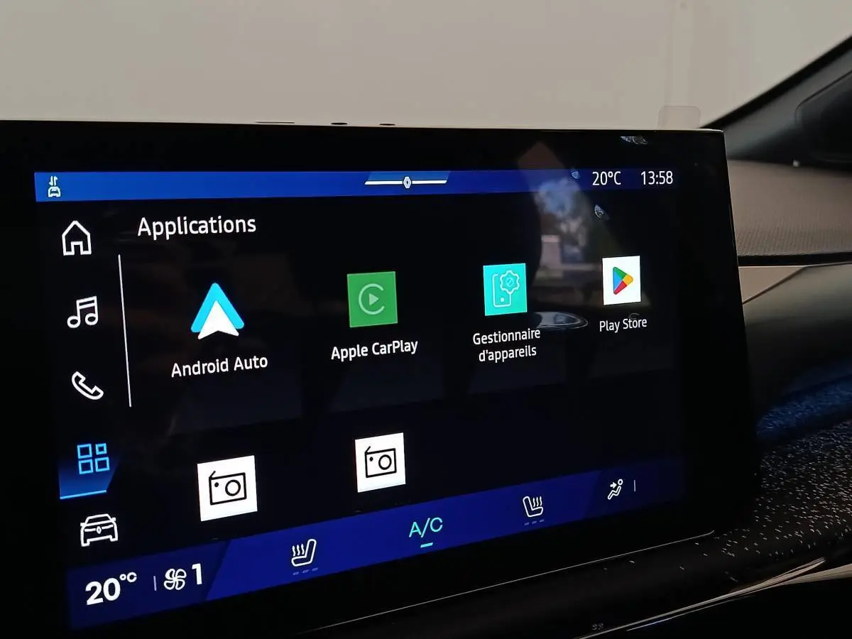 Écran tactile central de la Renault Clio Techno 2026 affichant les applications Apple CarPlay et Android Auto, intérieur noir.