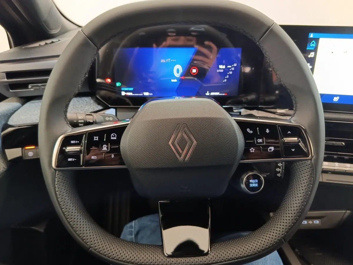 Vue rapprochée du volant multifonctions Renault Clio 2026 avec affichage numérique et commandes intégrées.