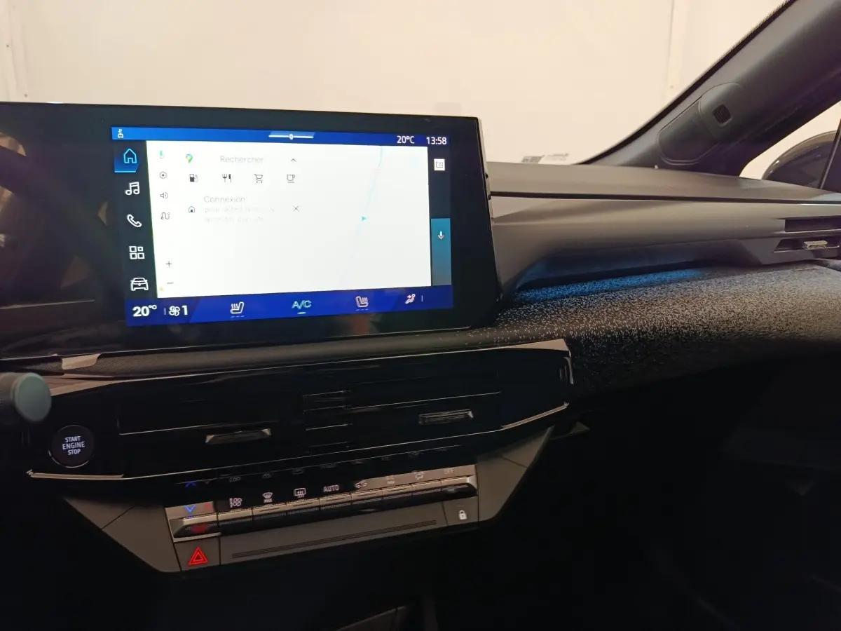 Tableau de bord de Renault Clio Techno gris foncé, vue intérieure centrée sur l’écran tactile et commandes climatisation.